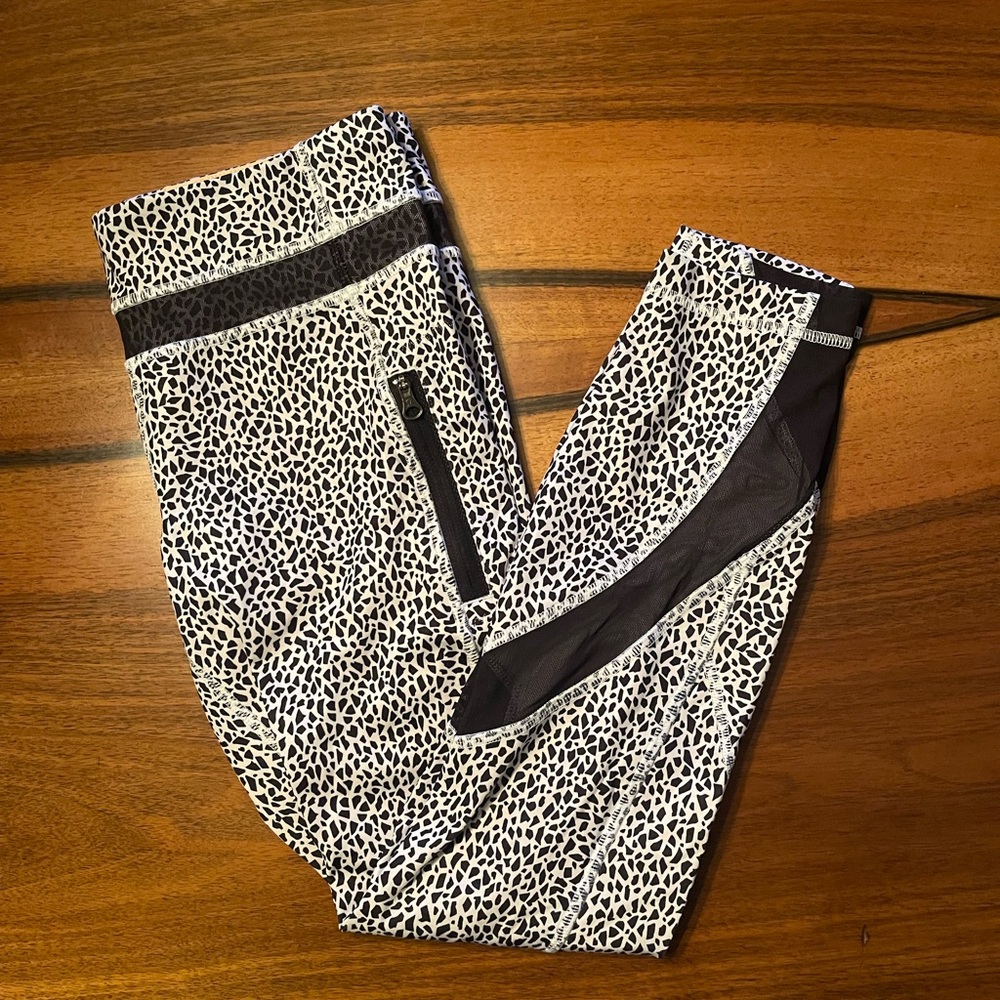 LULULEMON EUC White and Black crop Leggings - size 6